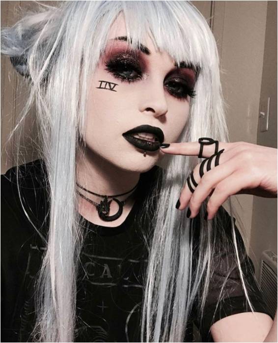 How to Achieve Gothic Punk Women's Makeup: Embrace the Dark Side